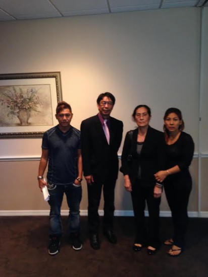 Ảnh 2 chụp sáng nay tại gia đình. Từ trái: người con rể (chưa biết tên) – ông Trần CôngThức (Chủ tịch CĐ VN Tampa Bay) – ​ bà Lê Thị Huế (vợ ông Hoàng Thu) và con gái ông bà, cô Hoàng Thục Oanh.