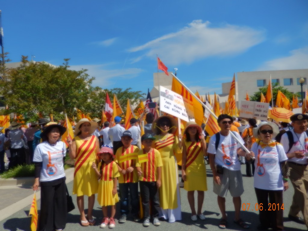 Trước tòa đại sứ Tàu cộng