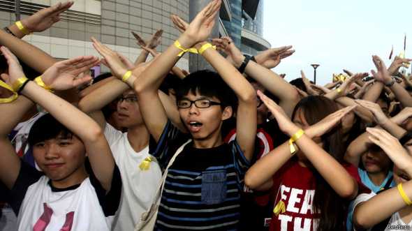 Nhà vận động dân chủ Joshua Wong (Hoàng Chi Phong - giữa) năm nay 17 tuổi 