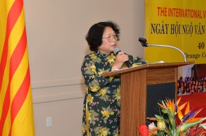 Nữ tác giả Trần Khải Thanh Thủy phát biểu trước cử tọa đông đảo. Photo by Nguyễn Minh.